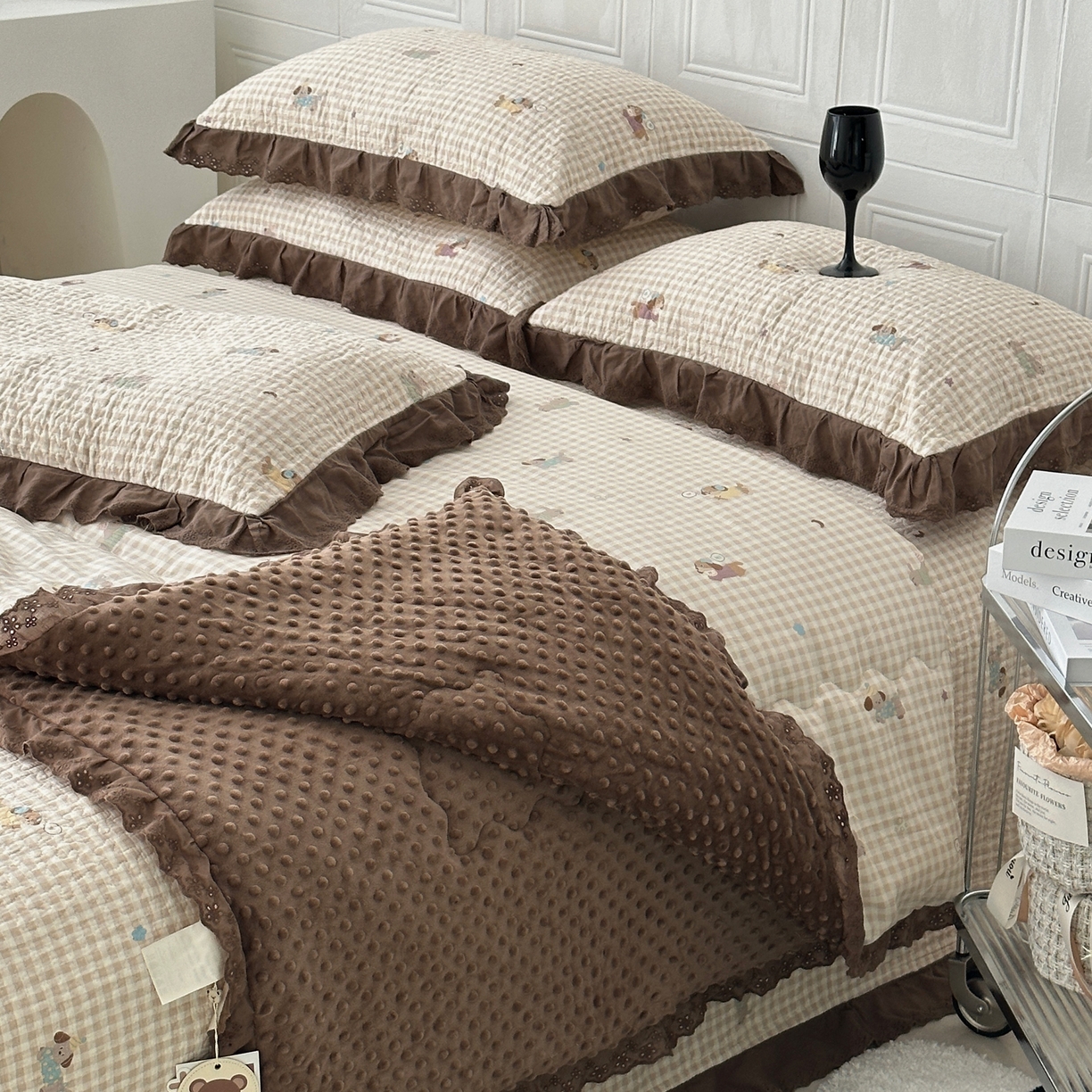 91家纺网 家纺一手货源 找家纺 佰织鑫家居 2025秋冬新品全棉法式床盖款豆豆被四件套 腊肠狗