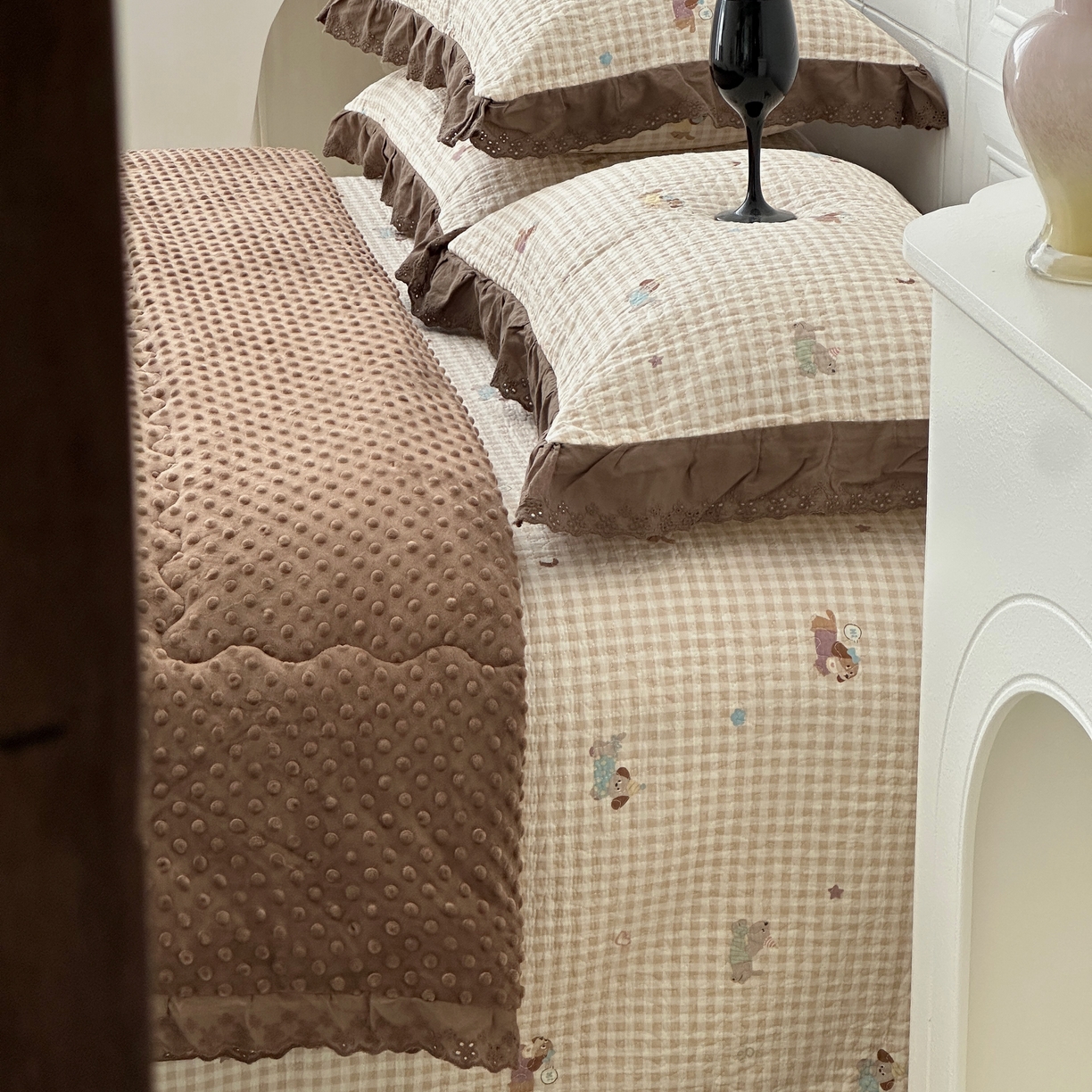 91家纺网 家纺一手货源 找家纺 佰织鑫家居 2025秋冬新品全棉法式床盖款豆豆被四件套 腊肠狗