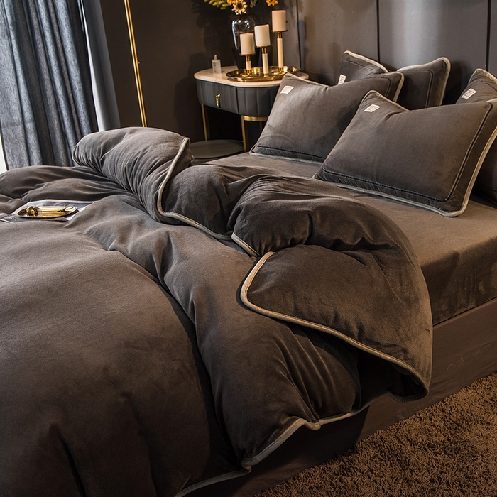 91家纺网 家纺一手货源 找家纺 印季家纺 2025新款牛奶绒纯色包边四件套 深灰