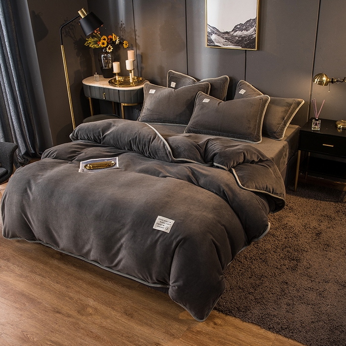 91家纺网 家纺一手货源 找家纺 印季家纺 2025新款牛奶绒纯色包边四件套 深灰