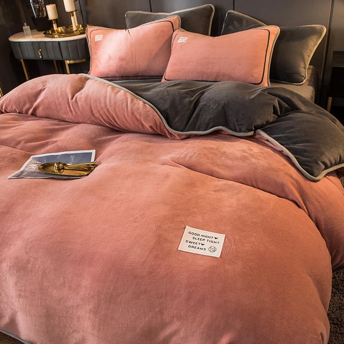 91家纺网 家纺一手货源 找家纺 印季家纺 2025新款牛奶绒纯色包边四件套 豆沙-深灰