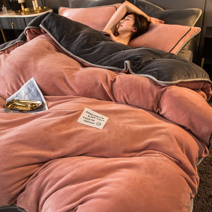 91家纺网 家纺一手货源 找家纺 印季家纺 2025新款牛奶绒纯色包边四件套 豆沙-深灰