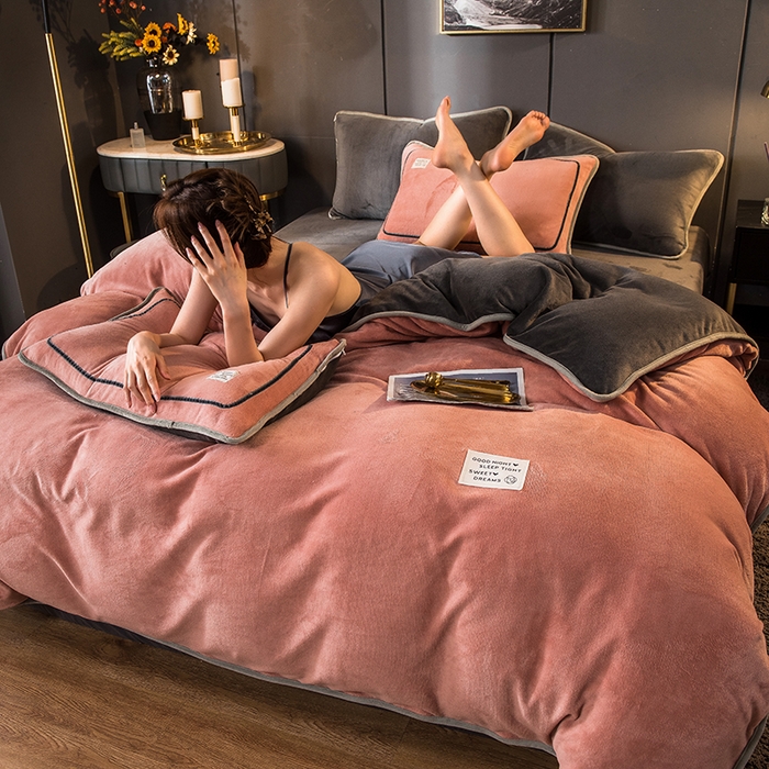 91家纺网 家纺一手货源 找家纺 印季家纺 2025新款牛奶绒纯色包边四件套 豆沙-深灰