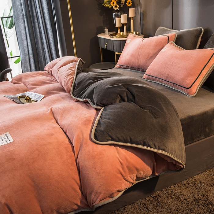 91家纺网 家纺一手货源 找家纺 印季家纺 2025新款牛奶绒纯色包边四件套 豆沙-深灰