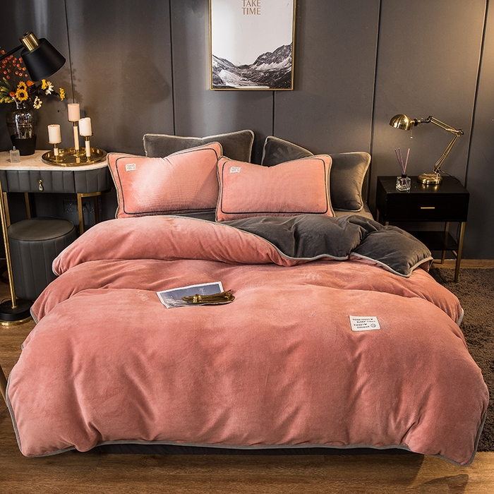 91家纺网 家纺一手货源 找家纺 印季家纺 2025新款牛奶绒纯色包边四件套 豆沙-深灰