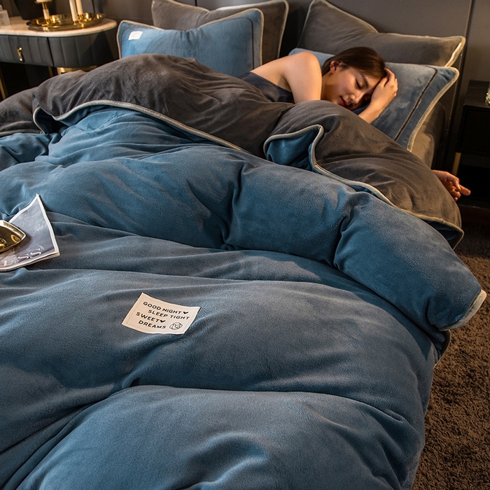 91家纺网 家纺一手货源 找家纺 印季家纺 2025新款牛奶绒纯色包边四件套 蓝灰-深灰