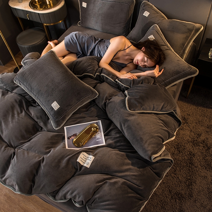 91家纺网 家纺一手货源 找家纺 印季家纺 2025新款牛奶绒纯色包边四件套 深灰