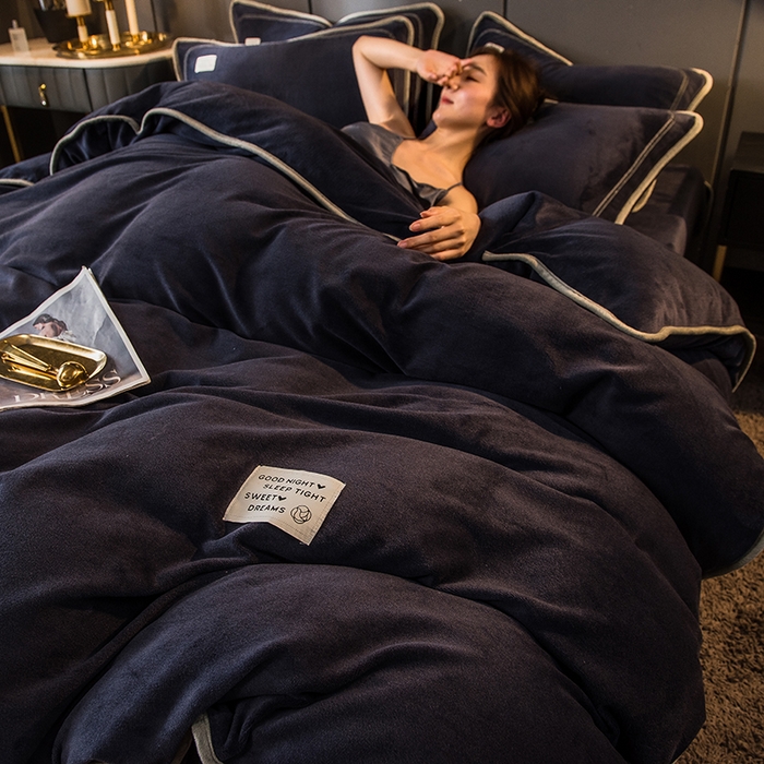 91家纺网 家纺一手货源 找家纺 印季家纺 2025新款牛奶绒纯色包边四件套 宝蓝