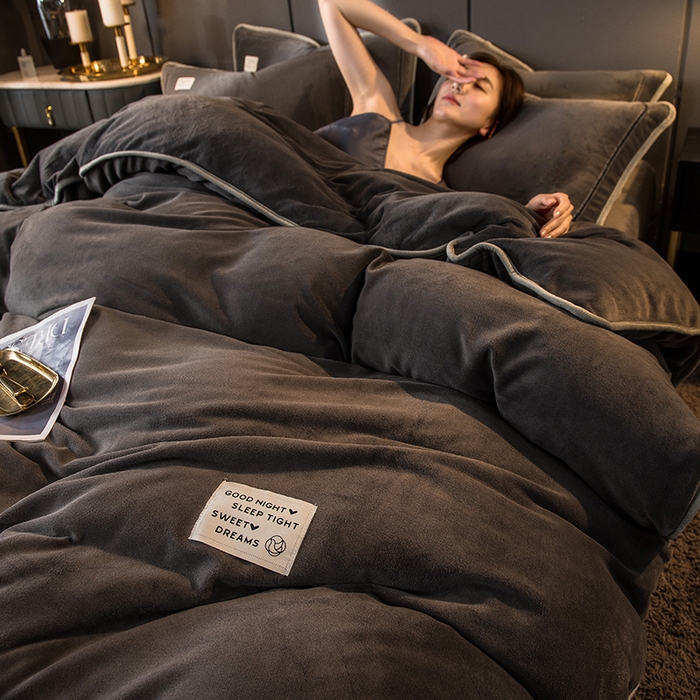 91家纺网 家纺一手货源 找家纺 印季家纺 2025新款牛奶绒纯色包边四件套 深灰