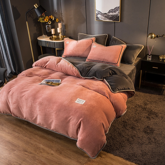 91家纺网 家纺一手货源 找家纺 印季家纺 2025新款牛奶绒纯色包边四件套 豆沙-深灰