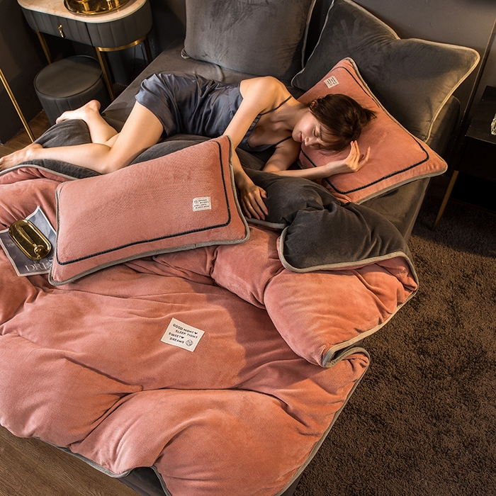 91家纺网 家纺一手货源 找家纺 印季家纺 2025新款牛奶绒纯色包边四件套 豆沙-深灰