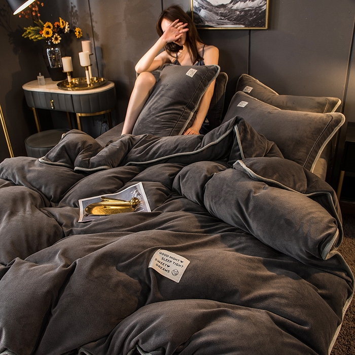 91家纺网 家纺一手货源 找家纺 印季家纺 2025新款牛奶绒纯色包边四件套 深灰