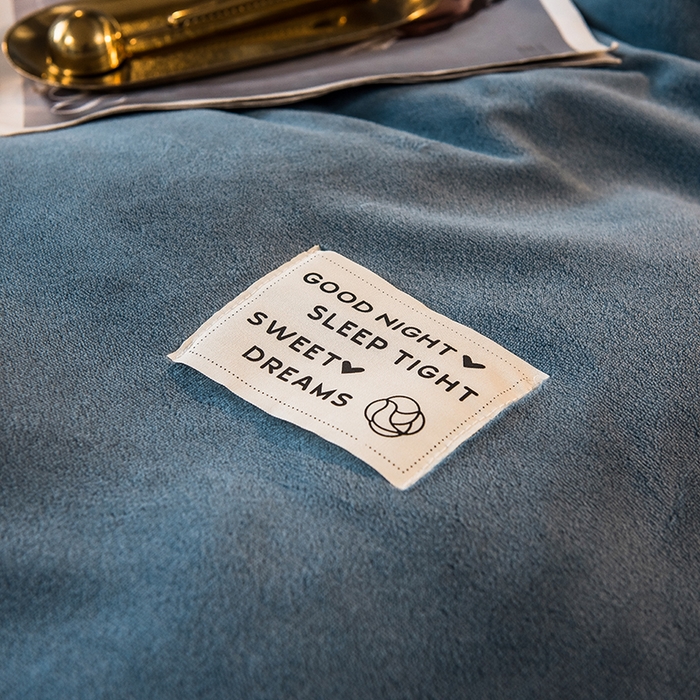 91家纺网 家纺一手货源 找家纺 印季家纺 2025新款牛奶绒纯色包边四件套 蓝灰