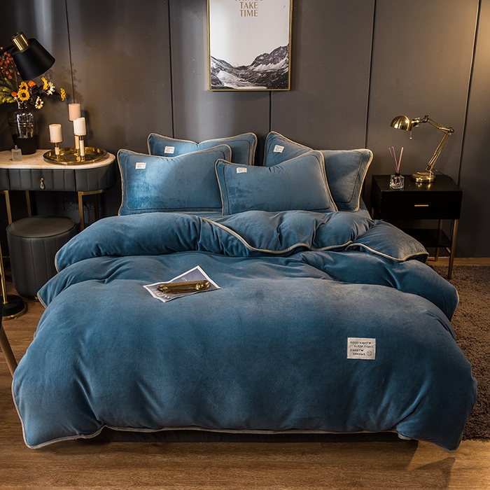 91家纺网 家纺一手货源 找家纺 印季家纺 2025新款牛奶绒纯色包边四件套 蓝灰