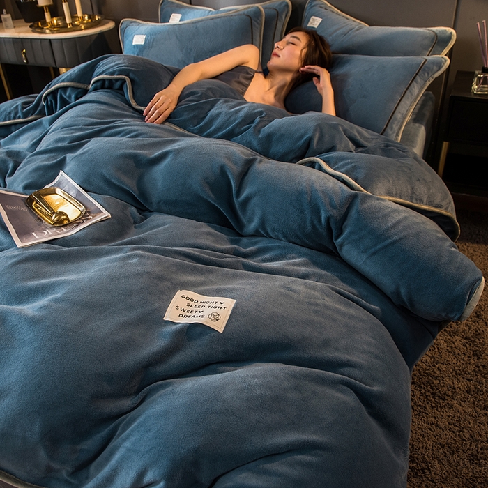 91家纺网 家纺一手货源 找家纺 印季家纺 2025新款牛奶绒纯色包边四件套 蓝灰