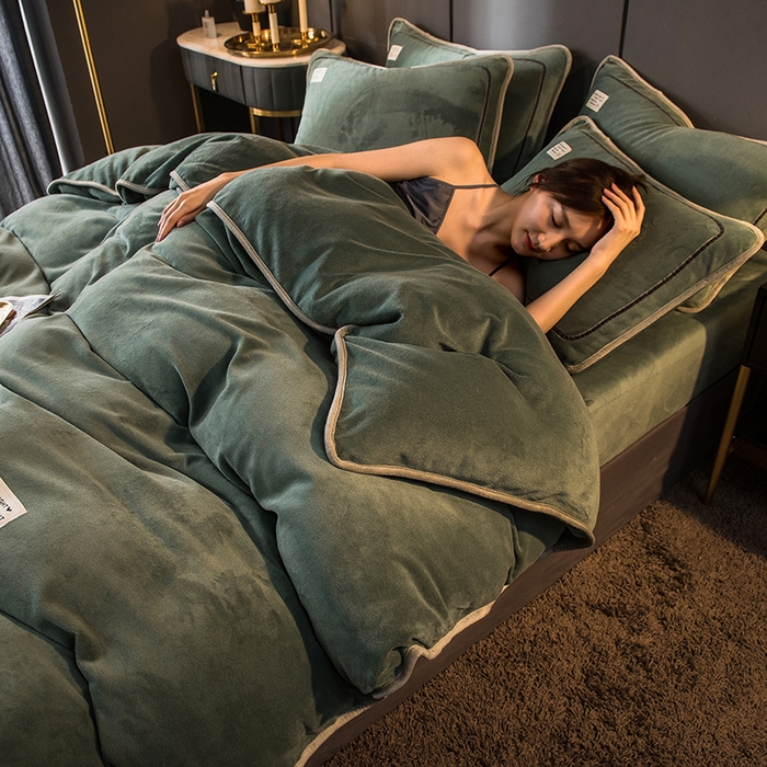 91家纺网 家纺一手货源 找家纺 印季家纺 2025新款牛奶绒纯色包边四件套 灰绿