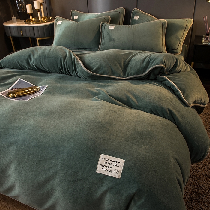 91家纺网 家纺一手货源 找家纺 印季家纺 2025新款牛奶绒纯色包边四件套 灰绿