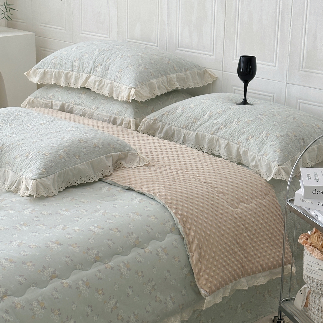 91家纺网 家纺一手货源 找家纺 佰织鑫家居 2025秋冬新品全棉法式床盖款豆豆被四件套 岁月静好