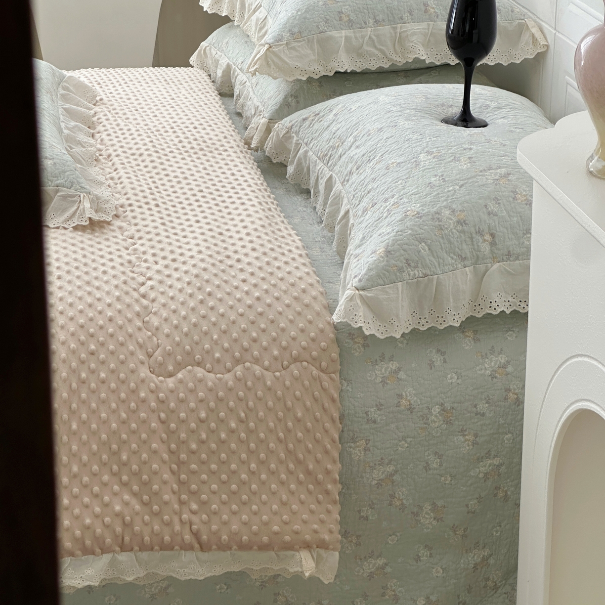 91家纺网 家纺一手货源 找家纺 佰织鑫家居 2025秋冬新品全棉法式床盖款豆豆被四件套 岁月静好