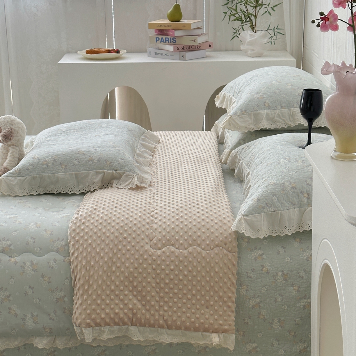 91家纺网 家纺一手货源 找家纺 佰织鑫家居 2025秋冬新品全棉法式床盖款豆豆被四件套 岁月静好