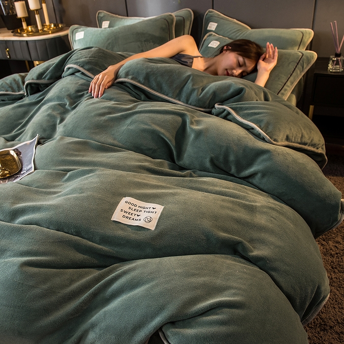 91家纺网 家纺一手货源 找家纺 印季家纺 2025新款牛奶绒纯色包边四件套 灰绿