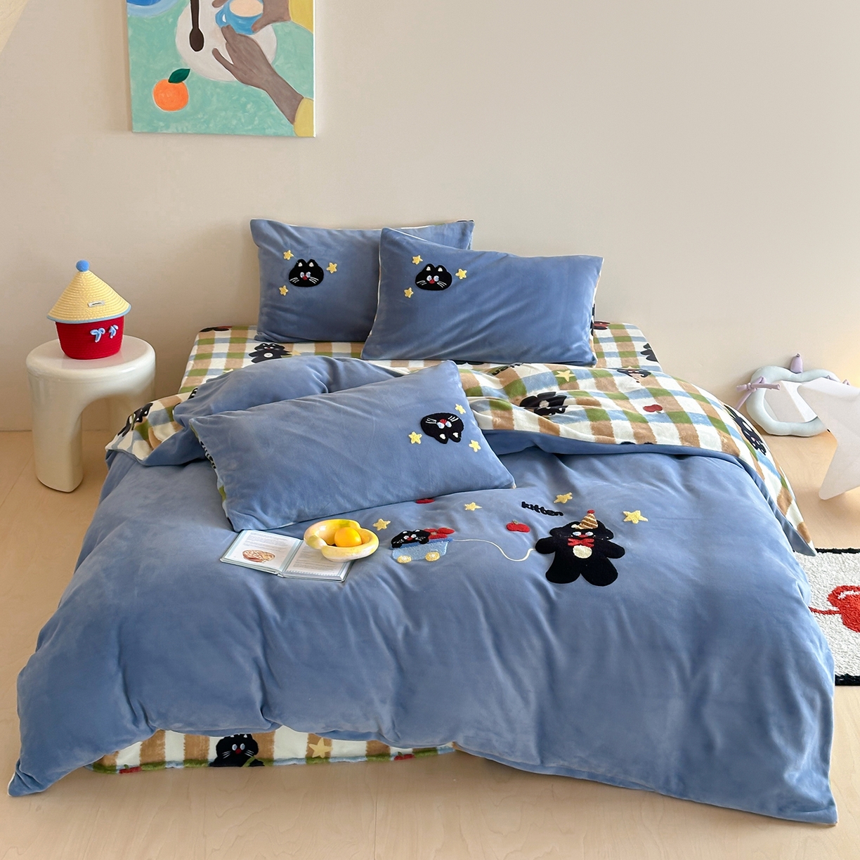 91家纺网 家纺一手货源 找家纺 桃子家居 2025新款A类ins兔毛贴布绣毛巾绣印加绣卡通少女加厚牛奶绒系列四件套 绒贴布绣-星星猫