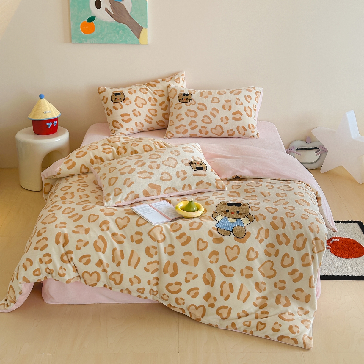 91家纺网 家纺一手货源 找家纺 桃子家居 2025新款A类ins兔毛贴布绣毛巾绣印加绣卡通少女加厚牛奶绒系列四件套 绒贴布绣-豹纹奶油猫