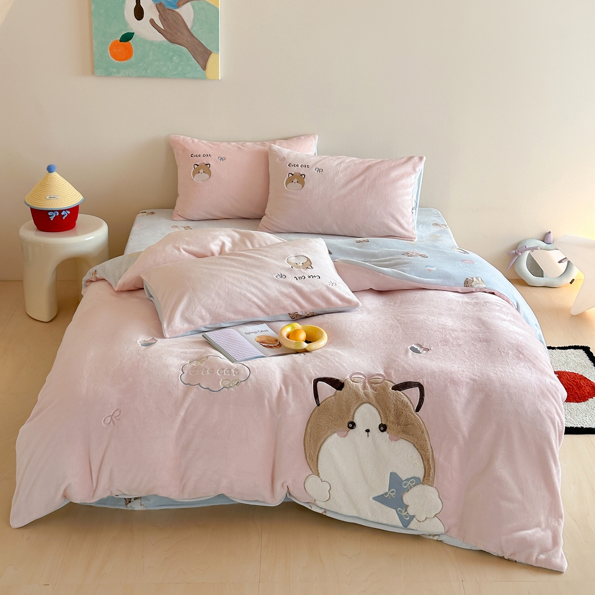 91家纺网 家纺一手货源 找家纺 桃子家居 2025新款A类ins兔毛贴布绣毛巾绣印加绣卡通少女加厚牛奶绒系列四件套 绒贴布绣-公主猫