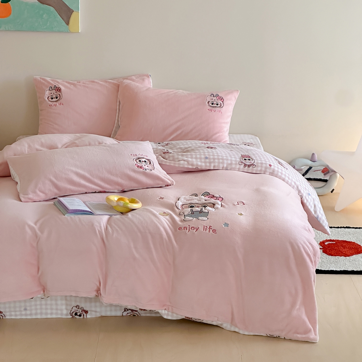 91家纺网 家纺一手货源 找家纺 桃子家居 2025新款A类ins兔毛贴布绣毛巾绣印加绣卡通少女加厚牛奶绒系列四件套 绒贴布绣-美可可