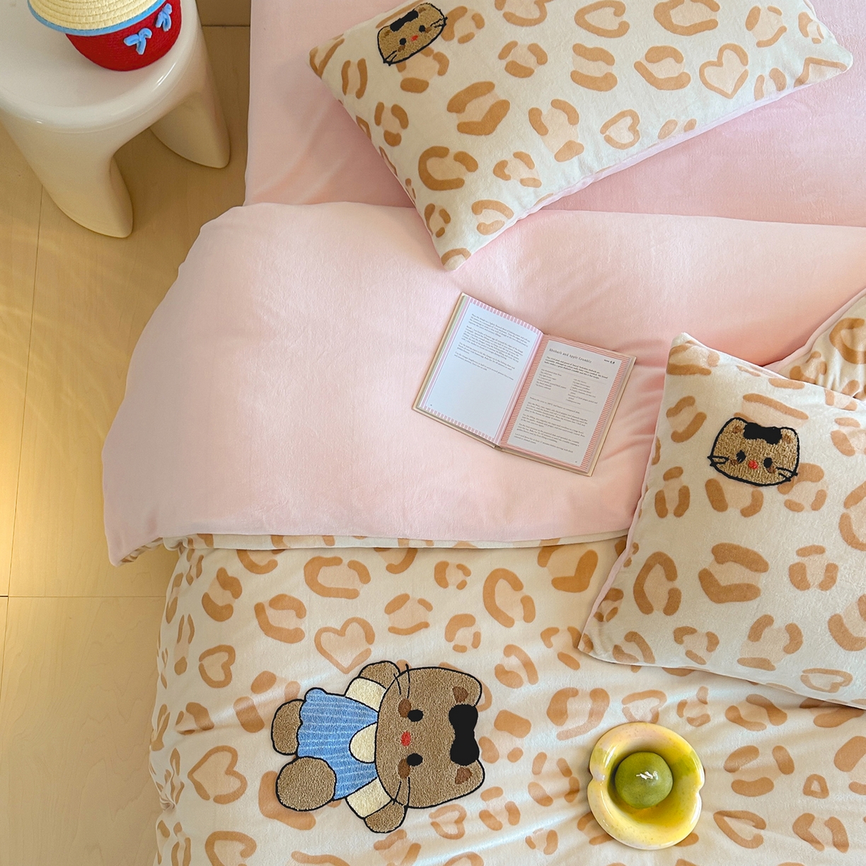 91家纺网 家纺一手货源 找家纺 （总）桃子家居 2025新款A类ins兔毛贴布绣毛巾绣印加绣卡通少女加厚牛奶绒系列四件套