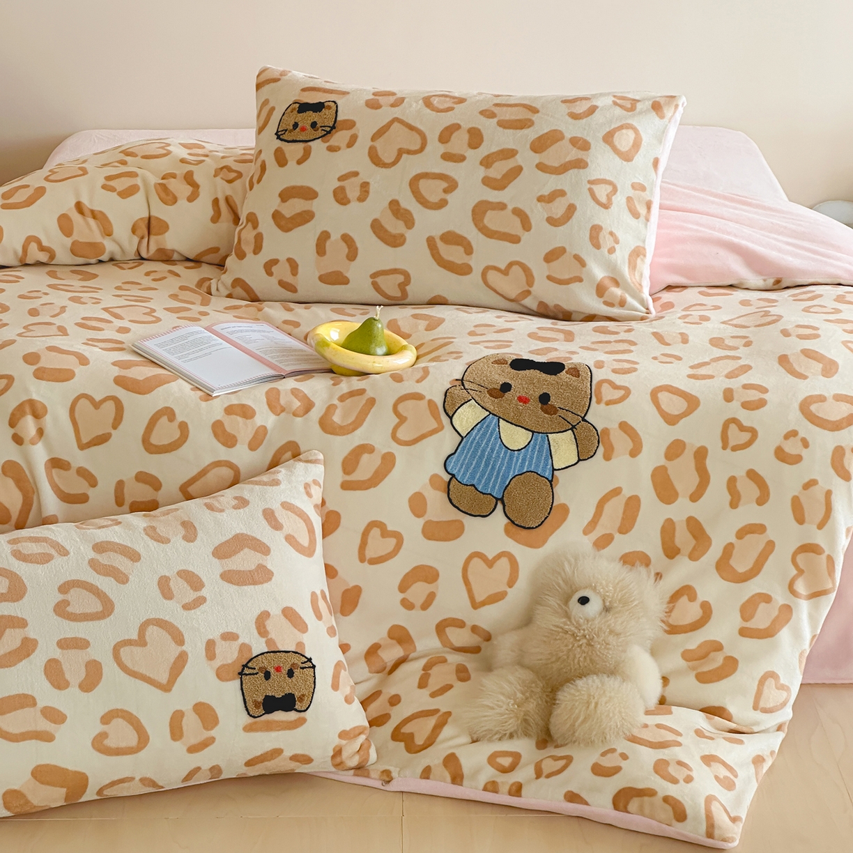 91家纺网 家纺一手货源 找家纺 （总）桃子家居 2025新款A类ins兔毛贴布绣毛巾绣印加绣卡通少女加厚牛奶绒系列四件套