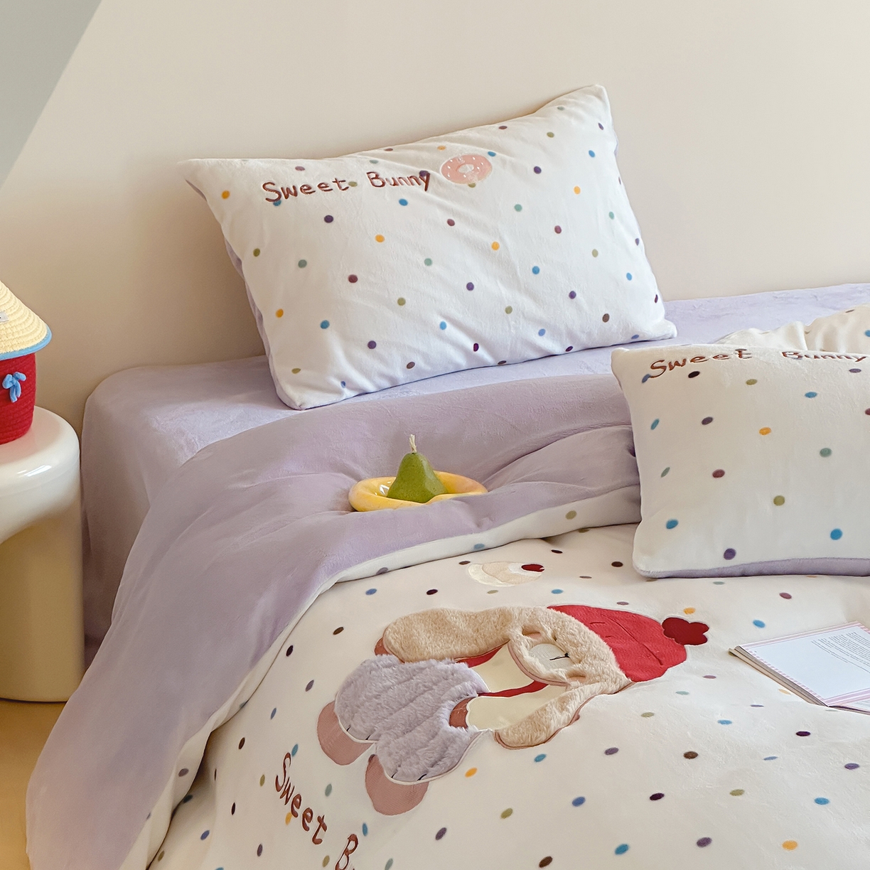 91家纺网 家纺一手货源 找家纺 桃子家居 2025新款A类ins兔毛贴布绣毛巾绣印加绣卡通少女加厚牛奶绒系列四件套 绒贴布绣-甜点兔