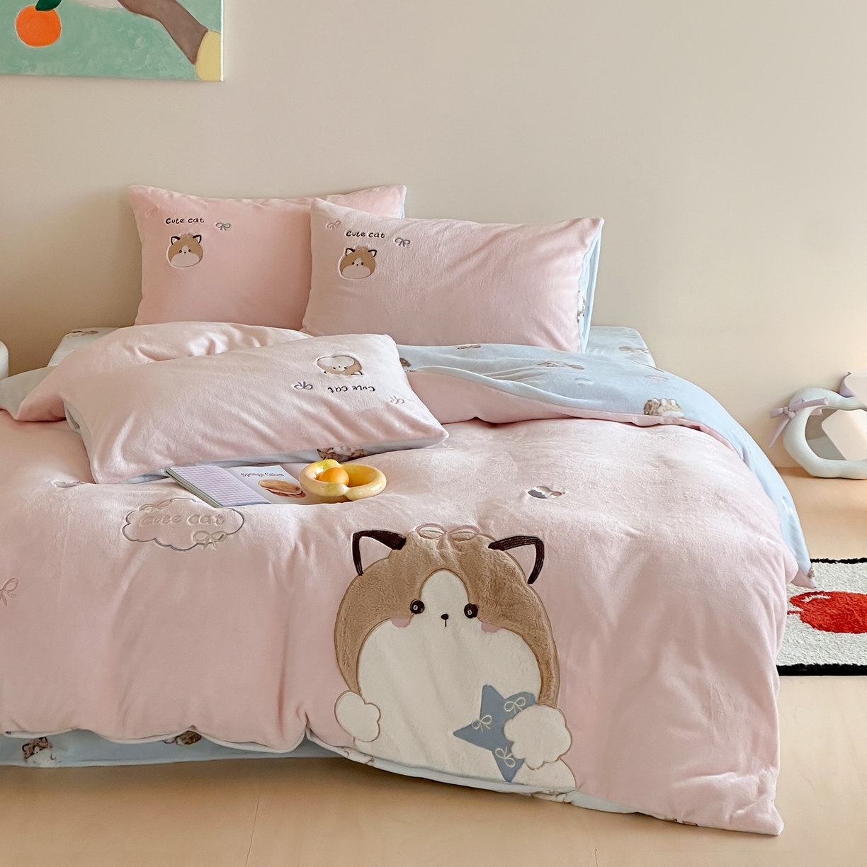 91家纺网 家纺一手货源 找家纺 桃子家居 2025新款A类ins兔毛贴布绣毛巾绣印加绣卡通少女加厚牛奶绒系列四件套 绒贴布绣-公主猫