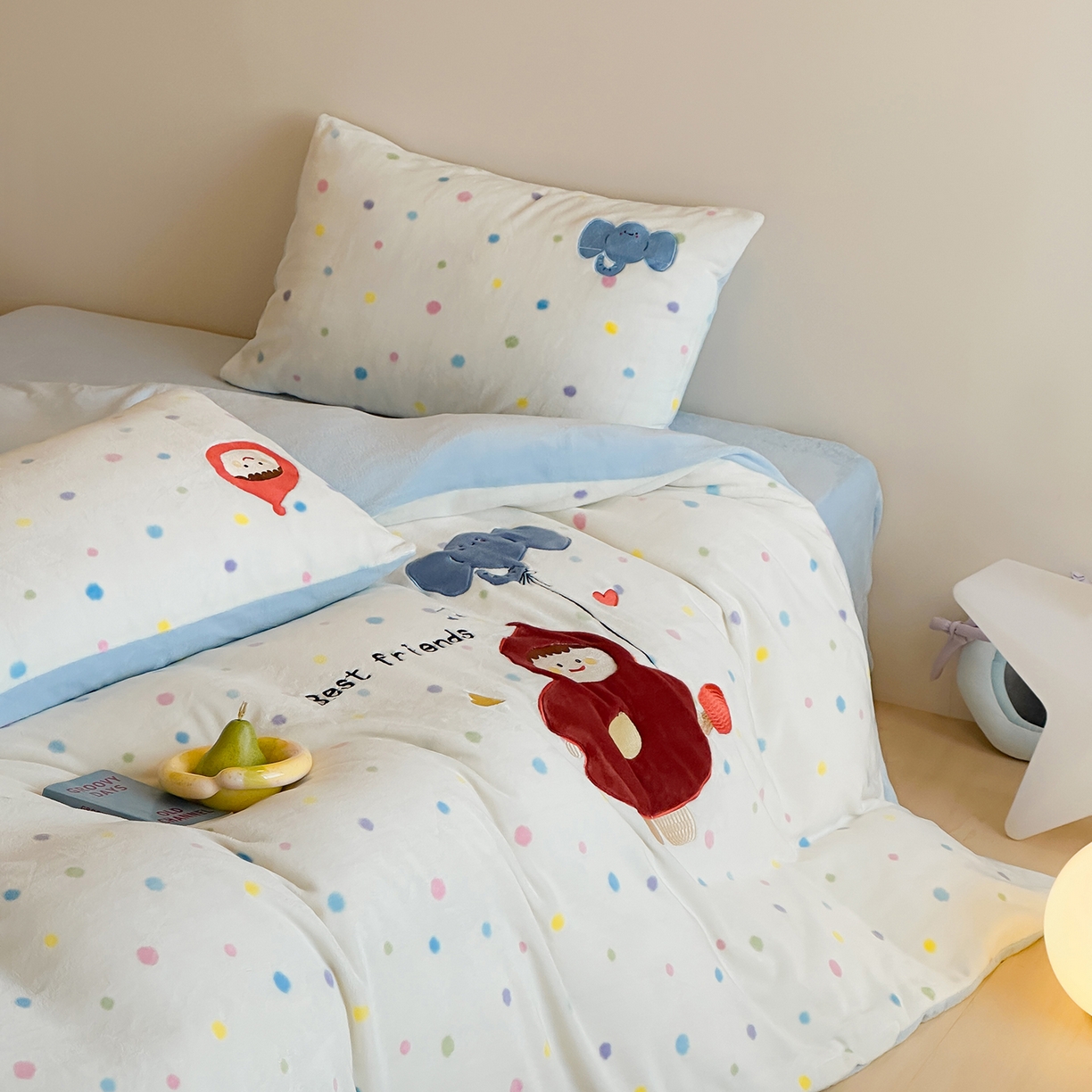 91家纺网 家纺一手货源 找家纺 桃子家居 2025新款A类ins兔毛贴布绣毛巾绣印加绣卡通少女加厚牛奶绒系列四件套 绒贴布绣-小红帽