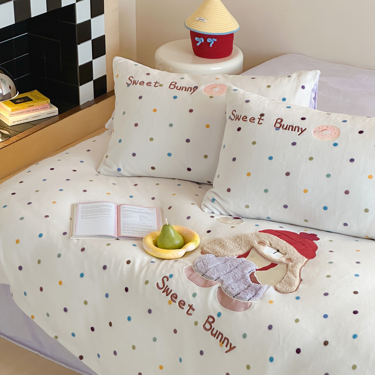 91家纺网 家纺一手货源 找家纺 桃子家居 2025新款A类ins兔毛贴布绣毛巾绣印加绣卡通少女加厚牛奶绒系列四件套 绒贴布绣-甜点兔