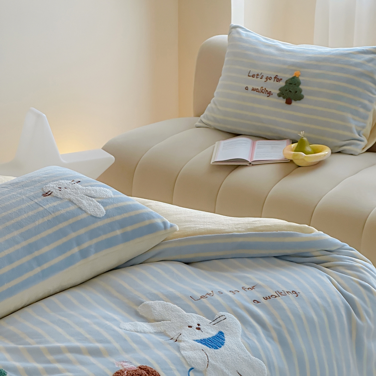 91家纺网 家纺一手货源 找家纺 桃子家居 2025新款A类ins兔毛贴布绣毛巾绣印加绣卡通少女加厚牛奶绒系列四件套 绒贴布绣-森林小兔