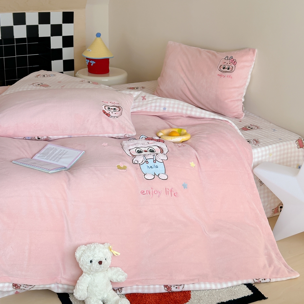 91家纺网 家纺一手货源 找家纺 桃子家居 2025新款A类ins兔毛贴布绣毛巾绣印加绣卡通少女加厚牛奶绒系列四件套 绒贴布绣-美可可