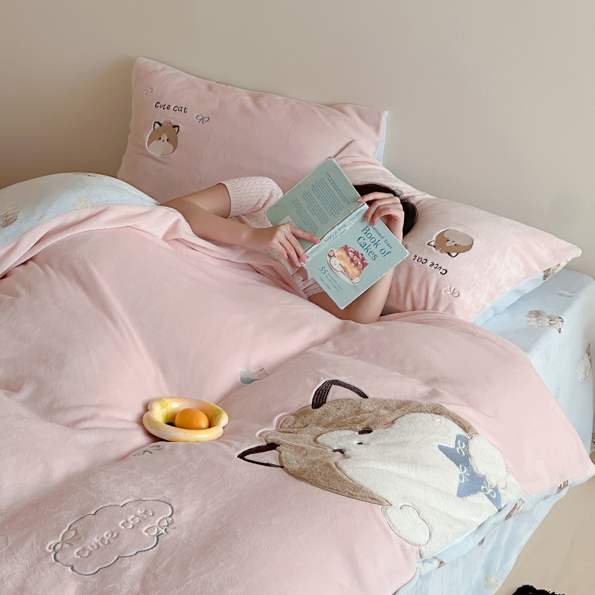 91家纺网 家纺一手货源 找家纺 桃子家居 2025新款A类ins兔毛贴布绣毛巾绣印加绣卡通少女加厚牛奶绒系列四件套 绒贴布绣-公主猫