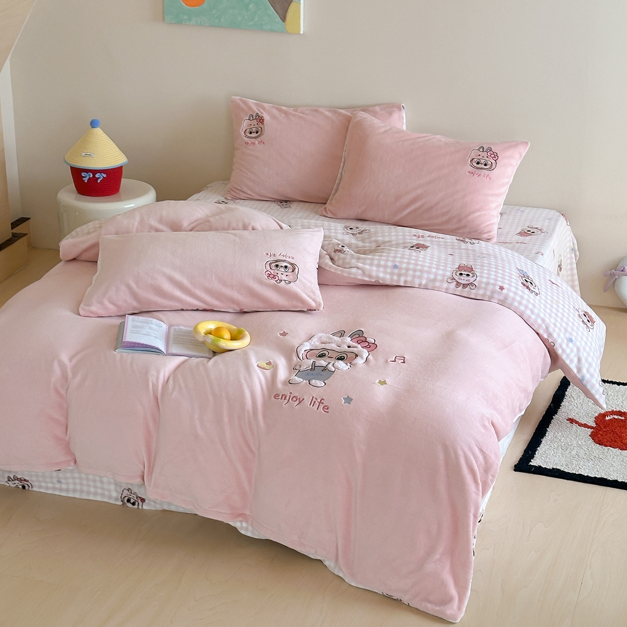 91家纺网 家纺一手货源 找家纺 桃子家居 2025新款A类ins兔毛贴布绣毛巾绣印加绣卡通少女加厚牛奶绒系列四件套 绒贴布绣-美可可