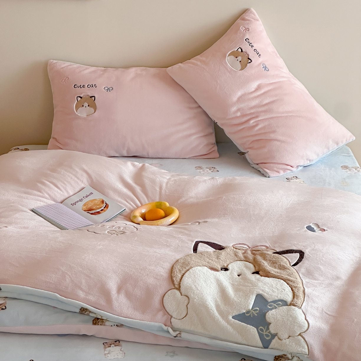 91家纺网 家纺一手货源 找家纺 桃子家居 2025新款A类ins兔毛贴布绣毛巾绣印加绣卡通少女加厚牛奶绒系列四件套 绒贴布绣-公主猫