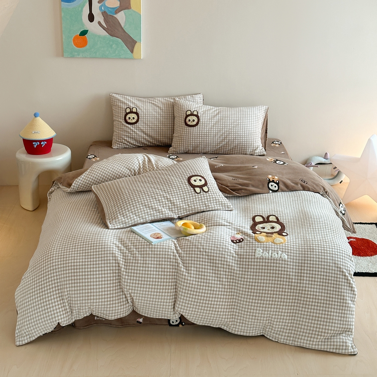 91家纺网 家纺一手货源 找家纺 桃子家居 2025新款A类ins兔毛贴布绣毛巾绣印加绣卡通少女加厚牛奶绒系列四件套 绒贴布绣-布拉拉