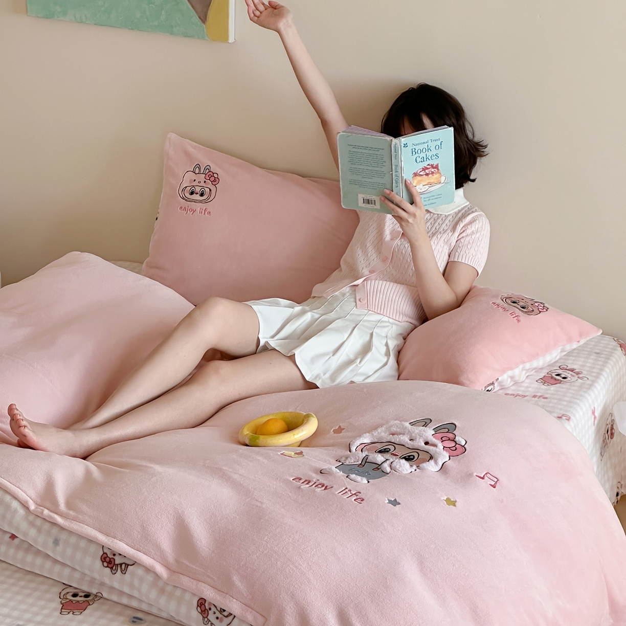 91家纺网 家纺一手货源 找家纺 桃子家居 2025新款A类ins兔毛贴布绣毛巾绣印加绣卡通少女加厚牛奶绒系列四件套 绒贴布绣-美可可