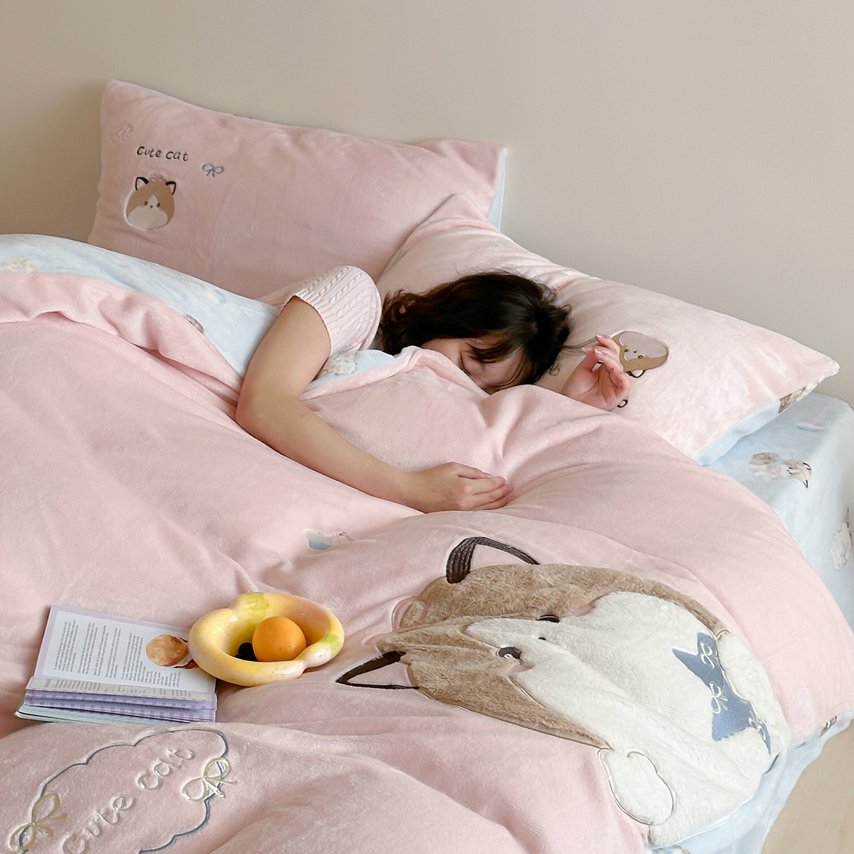 91家纺网 家纺一手货源 找家纺 桃子家居 2025新款A类ins兔毛贴布绣毛巾绣印加绣卡通少女加厚牛奶绒系列四件套 绒贴布绣-公主猫
