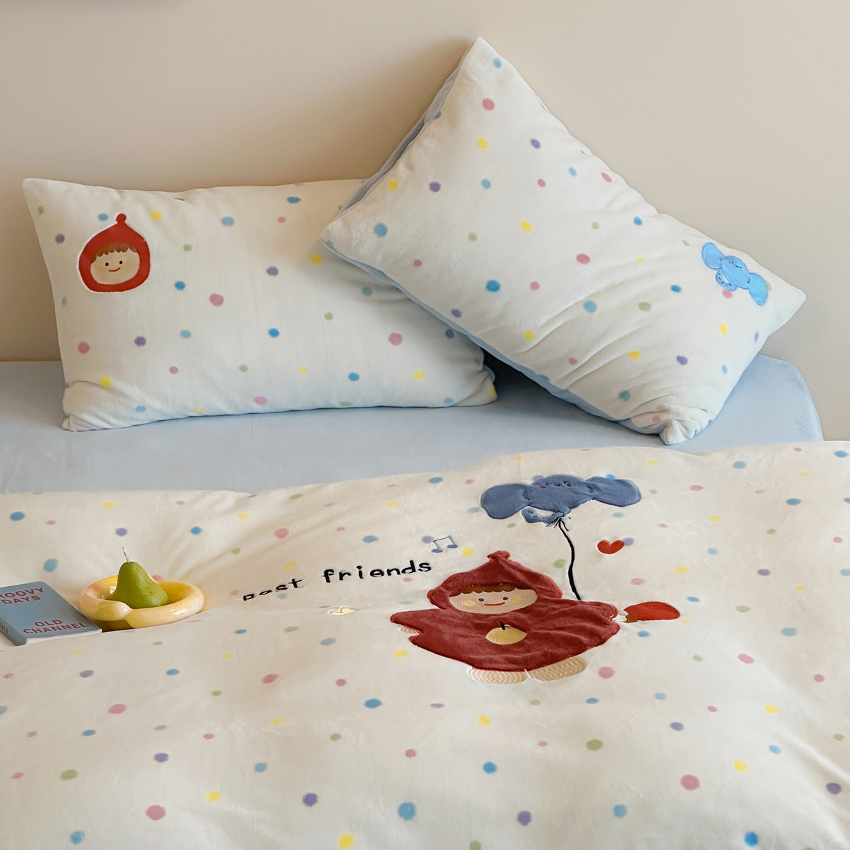 91家纺网 家纺一手货源 找家纺 桃子家居 2025新款A类ins兔毛贴布绣毛巾绣印加绣卡通少女加厚牛奶绒系列四件套 绒贴布绣-小红帽