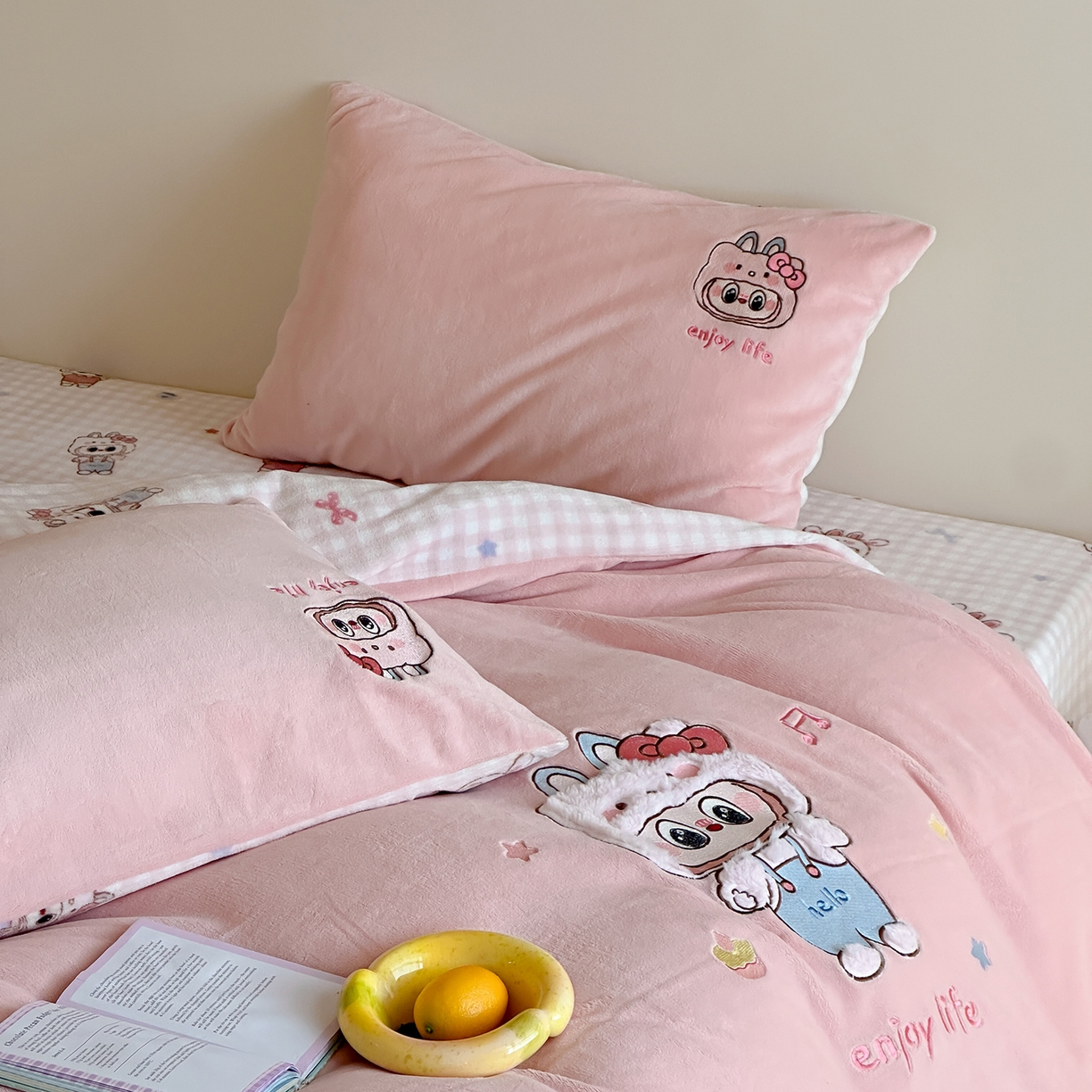 91家纺网 家纺一手货源 找家纺 桃子家居 2025新款A类ins兔毛贴布绣毛巾绣印加绣卡通少女加厚牛奶绒系列四件套 绒贴布绣-美可可