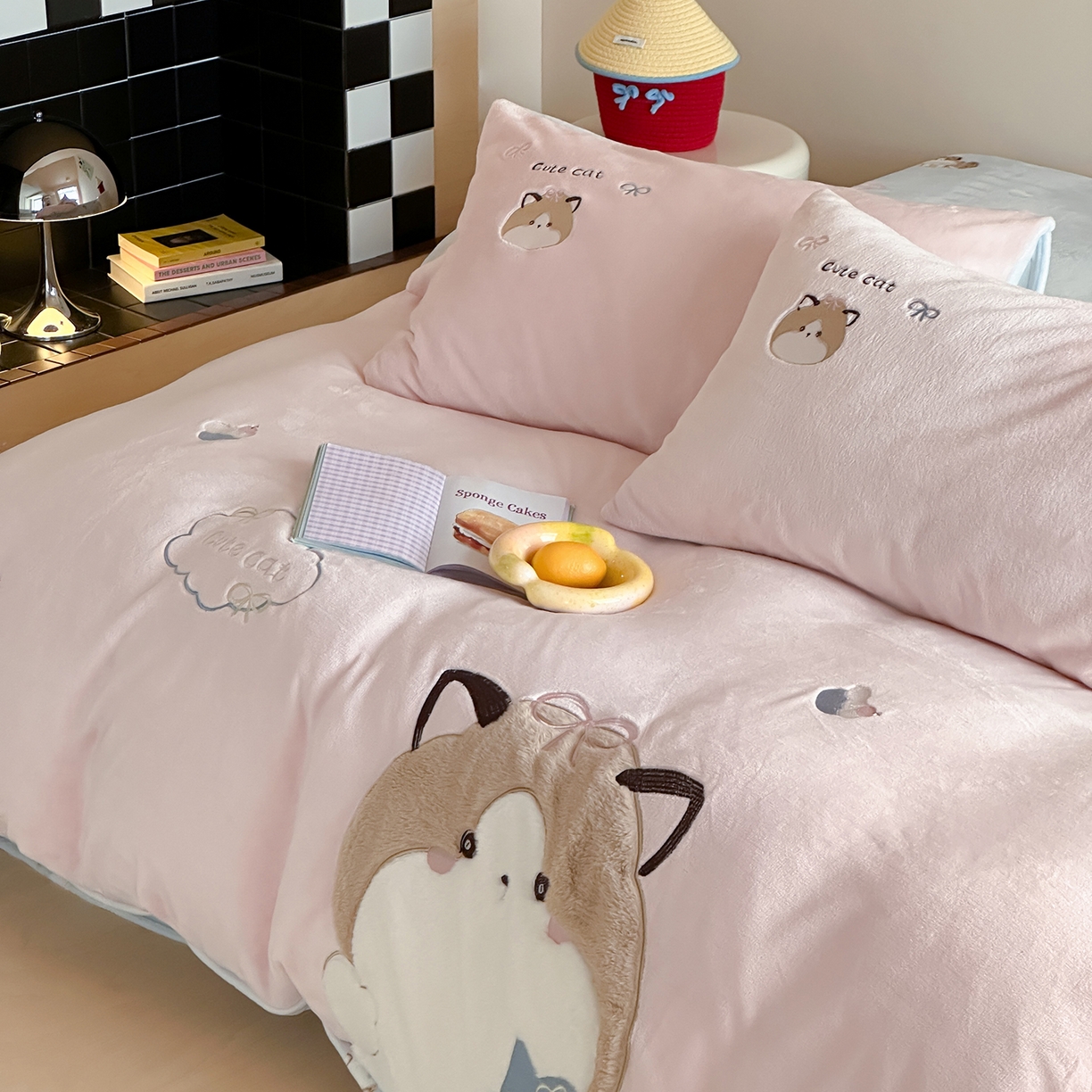 91家纺网 家纺一手货源 找家纺 桃子家居 2025新款A类ins兔毛贴布绣毛巾绣印加绣卡通少女加厚牛奶绒系列四件套 绒贴布绣-公主猫