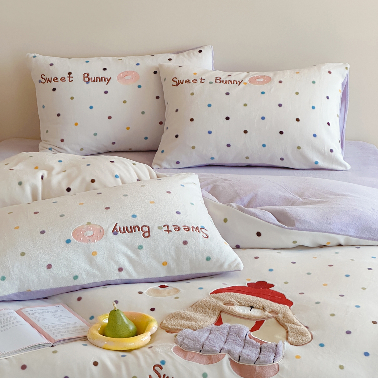 91家纺网 家纺一手货源 找家纺 桃子家居 2025新款A类ins兔毛贴布绣毛巾绣印加绣卡通少女加厚牛奶绒系列四件套 绒贴布绣-甜点兔