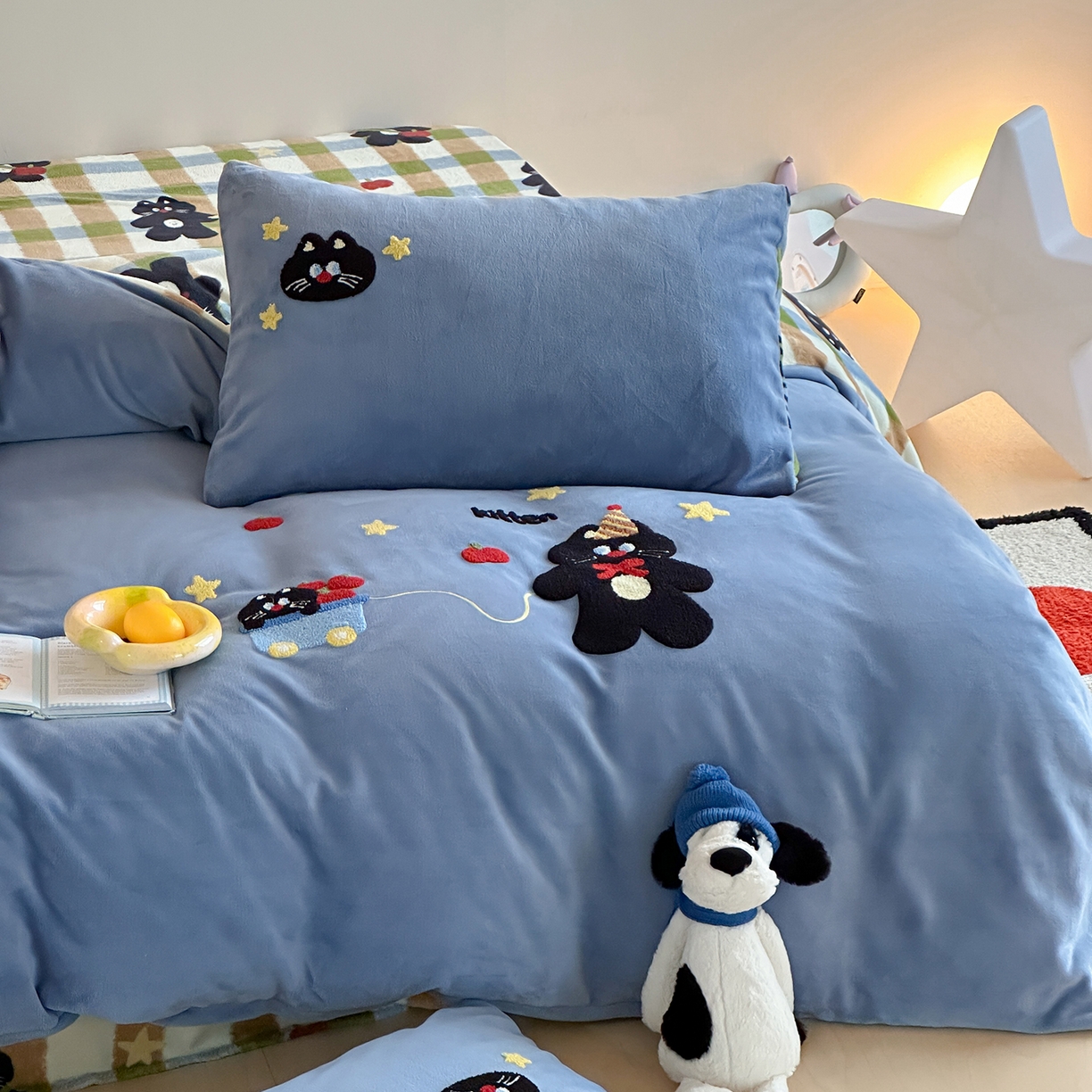 91家纺网 家纺一手货源 找家纺 桃子家居 2025新款A类ins兔毛贴布绣毛巾绣印加绣卡通少女加厚牛奶绒系列四件套 绒贴布绣-星星猫