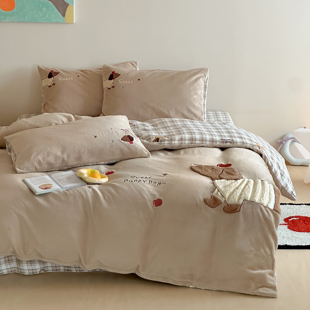 91家纺网 家纺一手货源 找家纺 桃子家居 2025新款A类ins兔毛贴布绣毛巾绣印加绣卡通少女加厚牛奶绒系列四件套 绒贴布绣-苹果腊肠狗