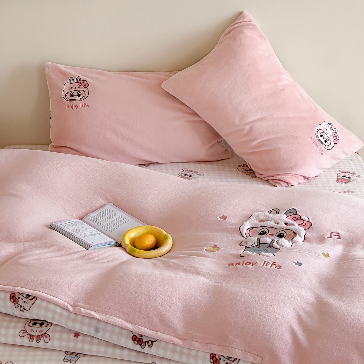 91家纺网 家纺一手货源 找家纺 桃子家居 2025新款A类ins兔毛贴布绣毛巾绣印加绣卡通少女加厚牛奶绒系列四件套 绒贴布绣-美可可